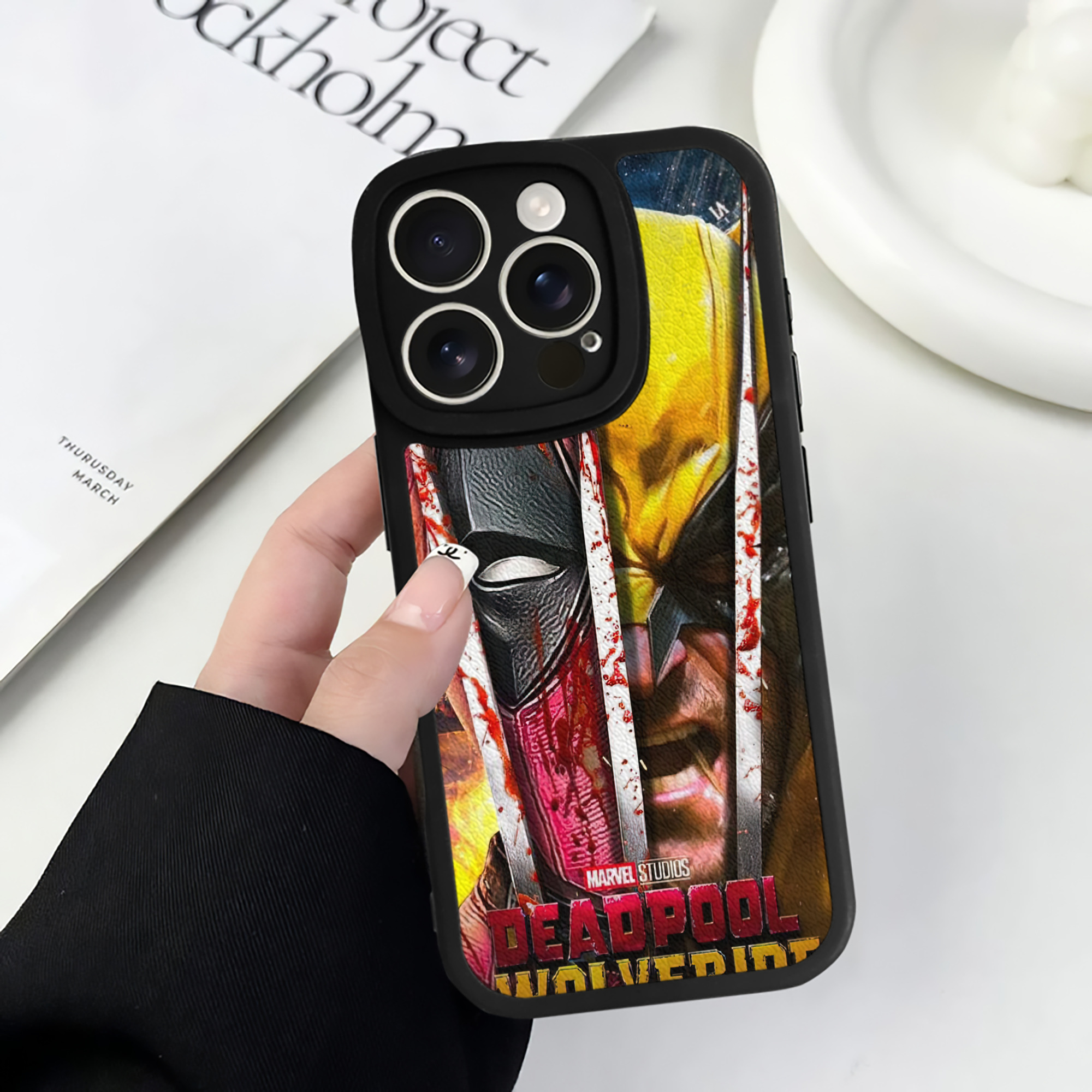 （画像用） Deadpool デッドプール 【iPhone 16シリーズ対応】シリコンスマホケース（レザー調） 材質：シリコン